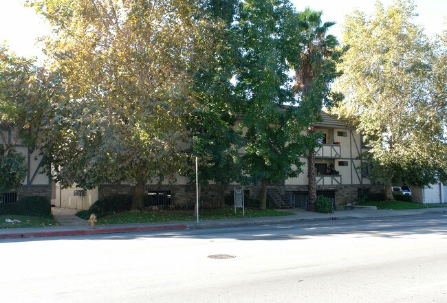 14734 Victory Blvd in Van Nuys, CA - Building Photo - Building Photo