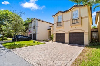11032 NW 48th Ln in Doral, FL - Building Photo - Building Photo