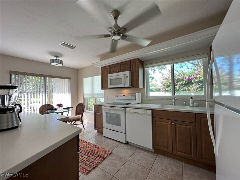 829 Reef Point Cir in Naples, FL - Building Photo