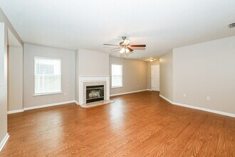 1071 Collinswood Dr W in Jacksonville, FL - Building Photo - Building Photo