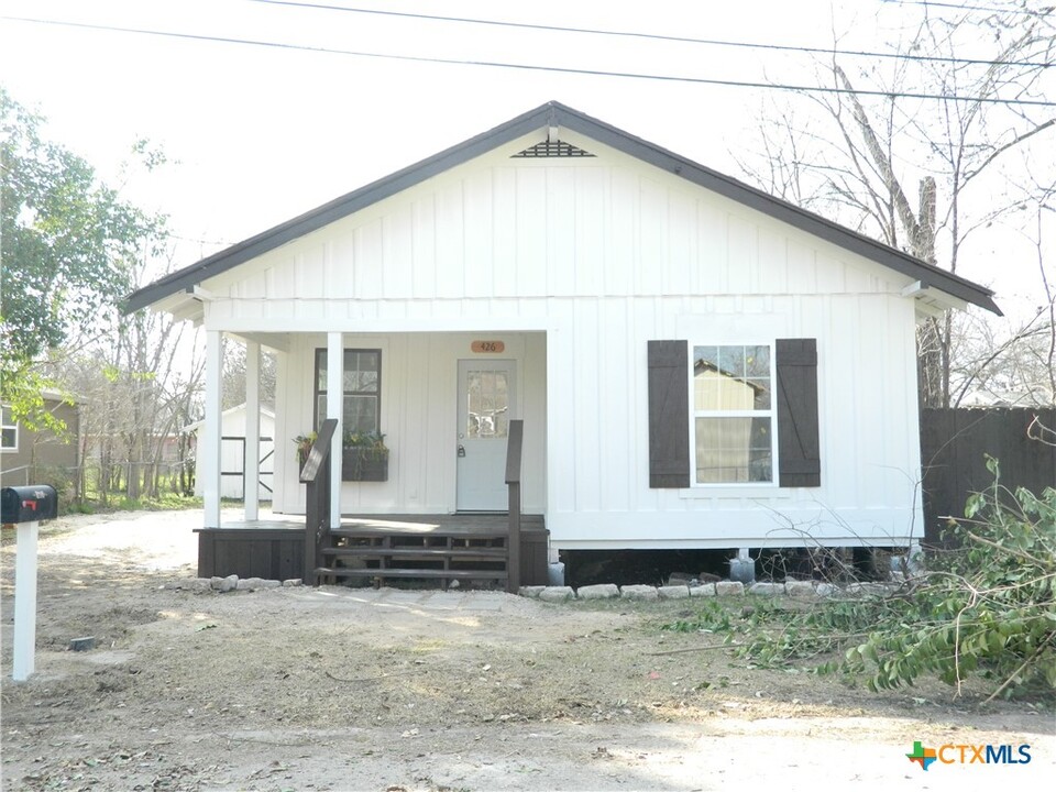 426 Aguila St in Seguin, TX - Foto de edificio