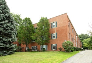 Greenbriar Apartments in Euclid, OH - Building Photo