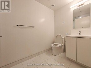 230 Simcoe St in Toronto, ON - Building Photo - Building Photo