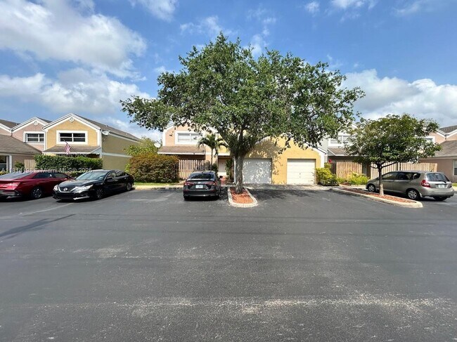 1325 NW 124th Ave in Pembroke Pines, FL - Building Photo - Building Photo