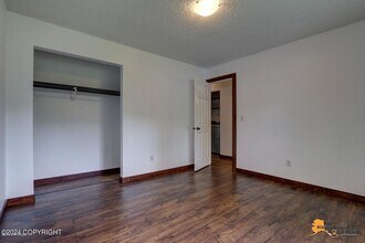 3721 Gardner St in Anchorage, AK - Foto de edificio - Building Photo