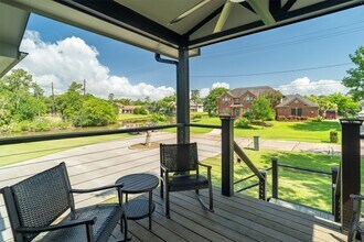 719 Fairfield Ave in Shoreacres, TX - Foto de edificio - Building Photo