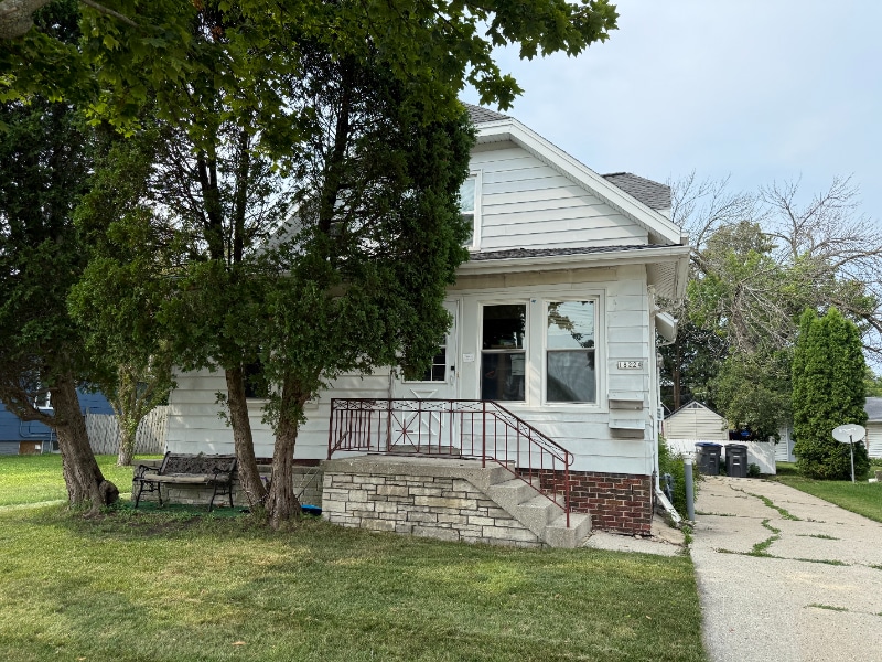 1822 Superior Ave in Sheboygan, WI - Foto de edificio