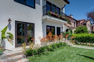 831 S Curson Ave in Los Angeles, CA - Building Photo