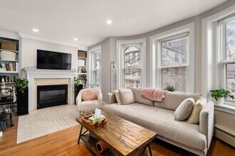 116 Brook St, Unit 3 in Brookline, MA - Foto de edificio - Building Photo