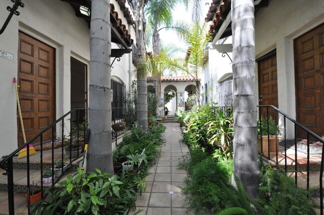 1417 S Crescent Heights Blvd in Los Angeles, CA - Building Photo - Building Photo