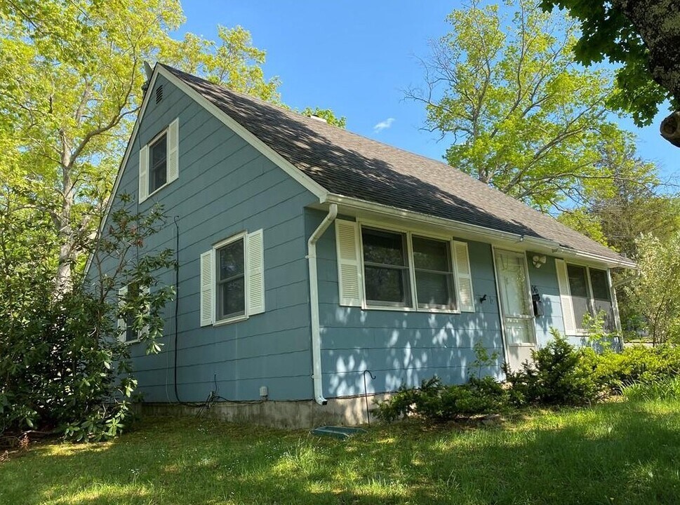 106 Pennywood Ln in Willimantic, CT - Building Photo