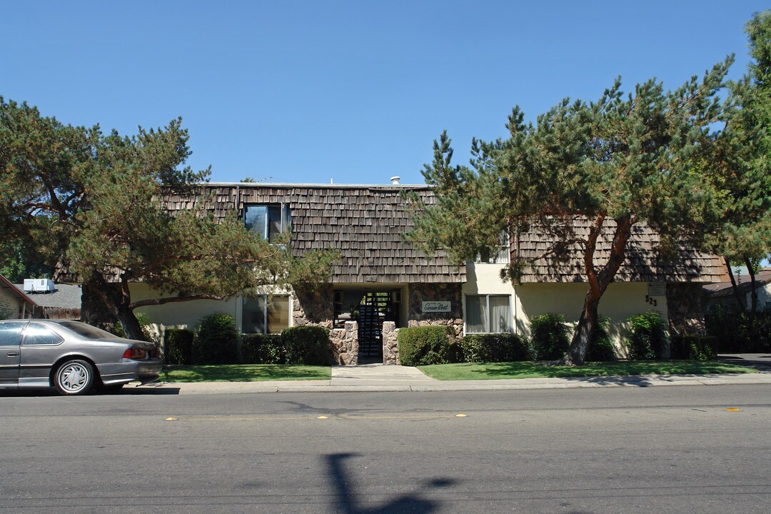 923 W Swain Rd in Stockton, CA - Foto de edificio