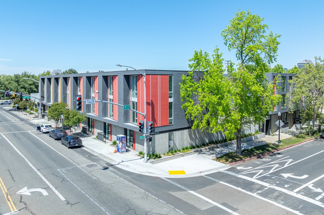 9th & Broadway in Sacramento, CA - Building Photo