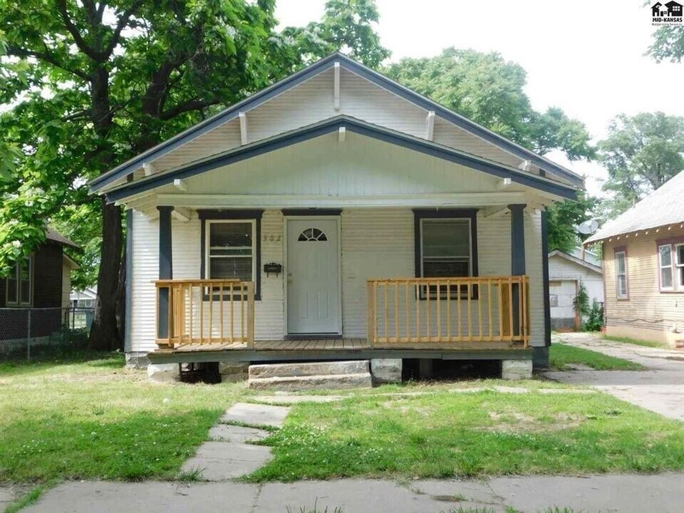 902 E 5th Ave in Hutchinson, KS - Building Photo