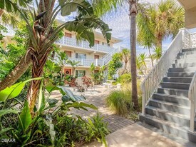 102 S Peninsula Dr in Daytona Beach, FL - Building Photo