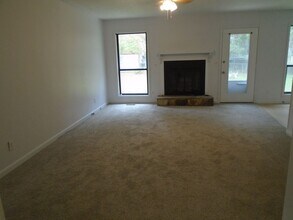 6827 Kizer Dr in Fayetteville, NC - Foto de edificio - Building Photo
