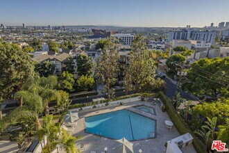 8787 Shoreham Dr in West Hollywood, CA - Building Photo - Building Photo