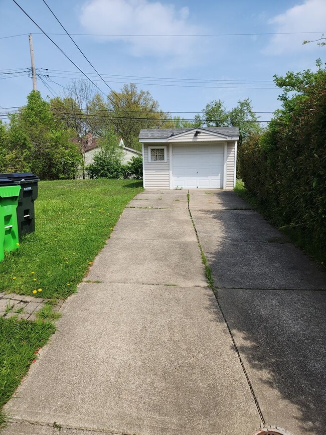 13709 Maple Leaf Dr in Garfield Heights, OH - Building Photo - Building Photo