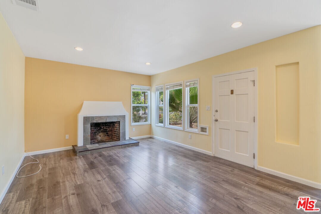 530 W Montana St in Pasadena, CA - Building Photo