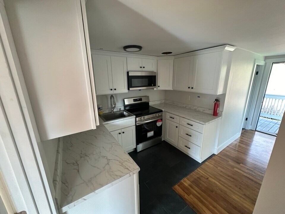 997 Broadway in Raynham, MA - Building Photo