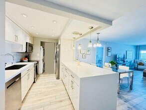 240 Lakeview Dr in Weston, FL - Foto de edificio - Building Photo