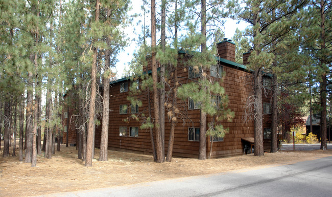 Snow Lake Lodge in Big Bear Lake, CA - Foto de edificio - Building Photo