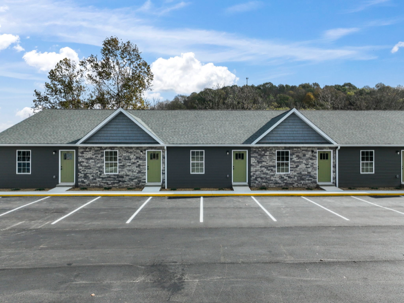 145 Dixon Dr in Carthage, TN - Building Photo