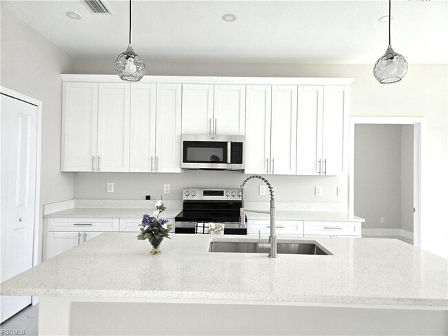 224 Victoria Ave S in Lehigh Acres, FL - Building Photo - Building Photo