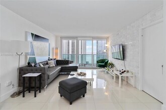 2 Bayview Dr in Sunny Isles Beach, FL - Building Photo - Building Photo