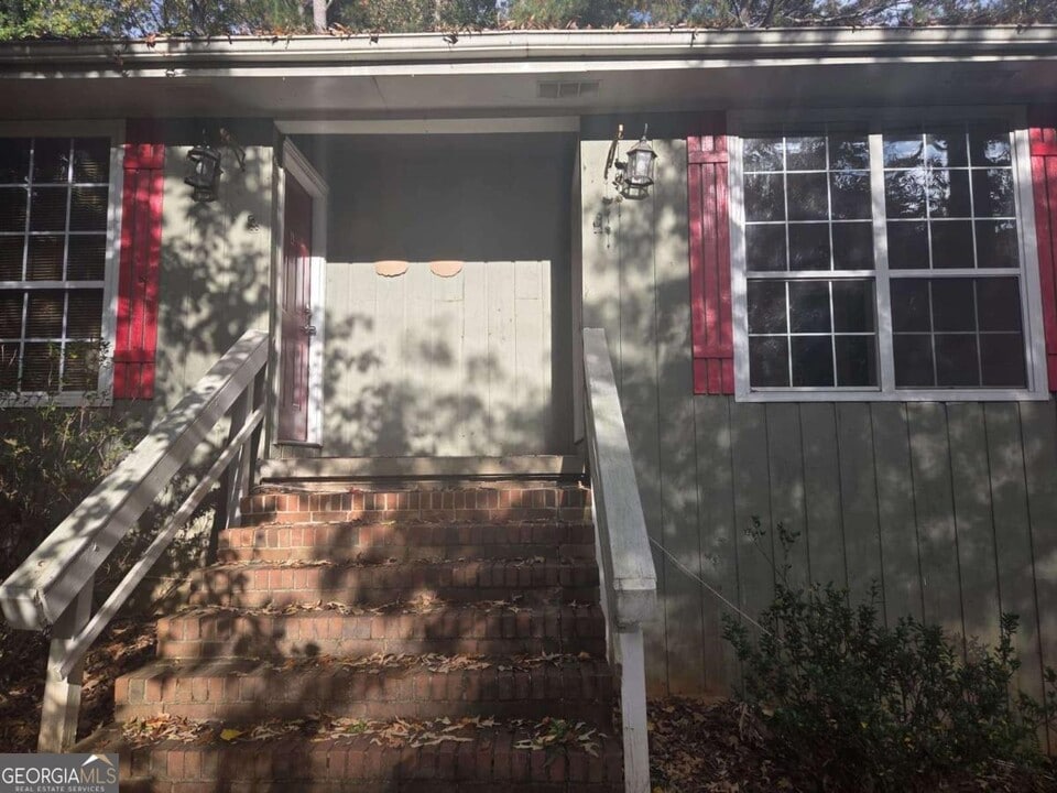 4751 Valley Dale Dr SW in Lilburn, GA - Building Photo