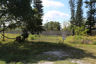 Patio Ct in Lake Worth, FL - Foto de edificio - Building Photo