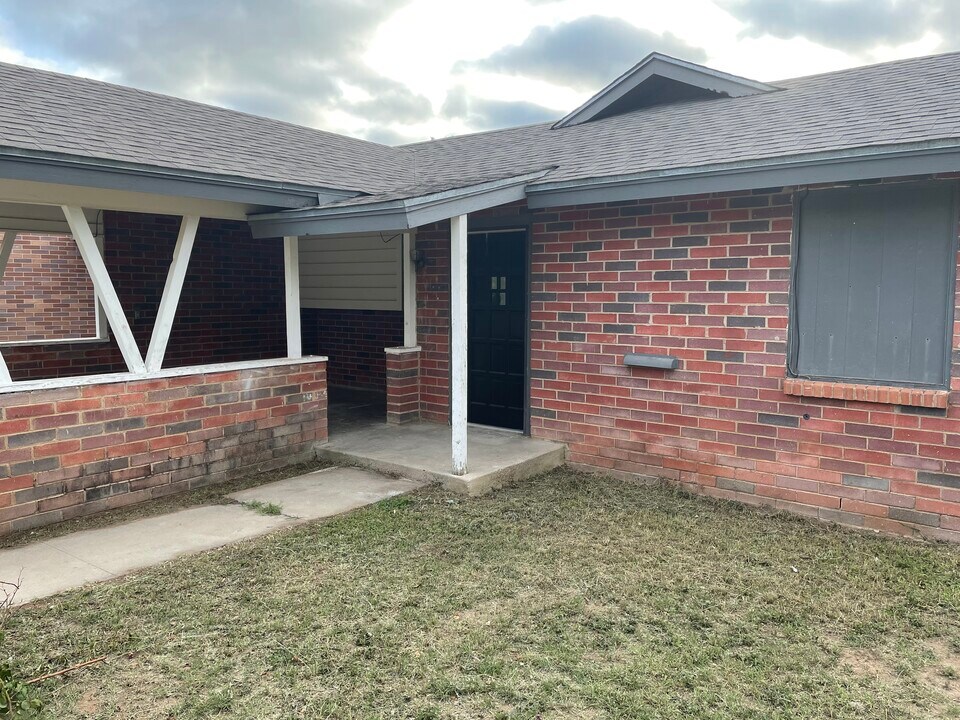 302 Penrose St in San Angelo, TX - Building Photo
