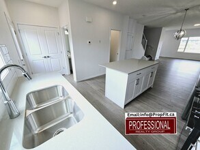 4519 Chegwin Wynd SW in Edmonton, AB - Building Photo - Building Photo
