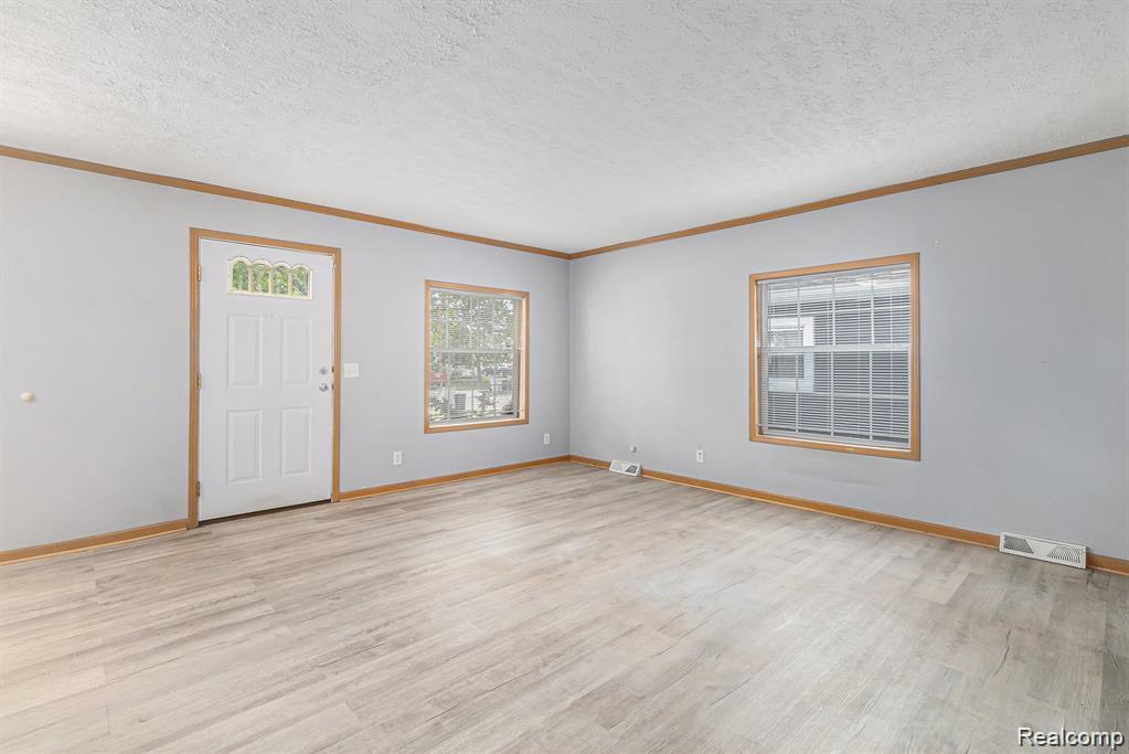 23748 Crossley Ave in Hazel Park, MI - Foto de edificio