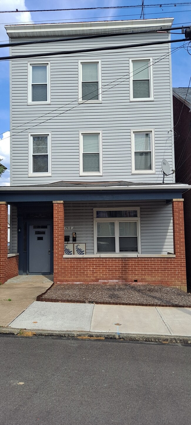 1910 Rockledge St, Unit 1st Floor Apt in Pittsburgh, PA - Building Photo - Building Photo