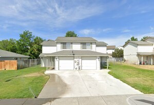 712-714 NW Sunburst Ct in Moses Lake, WA - Building Photo