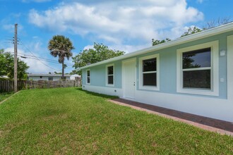1575 Meridian Rd in West Palm Beach, FL - Building Photo - Building Photo