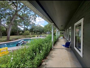 1467 Bostik Rd in Cat Spring, TX - Foto de edificio - Building Photo