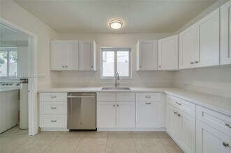 9557 SW 40th Terrace in Olympia Heights, FL - Building Photo - Building Photo