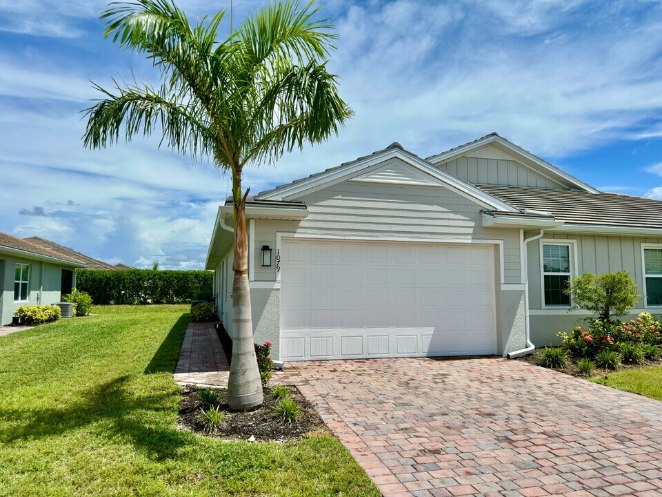 1079 Enbrook Lp in Naples, FL - Building Photo