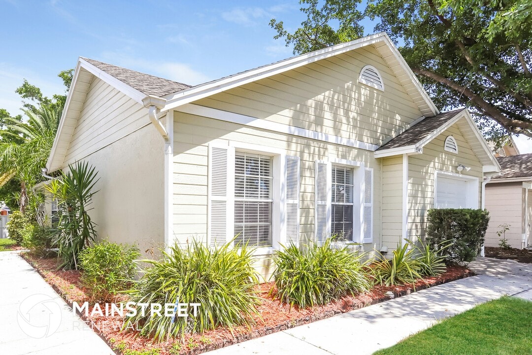 3945 37th St Ct W in Bradenton, FL - Foto de edificio