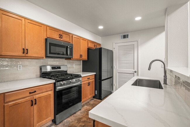 17000 Wedge Pkwy in Reno, NV - Building Photo - Building Photo