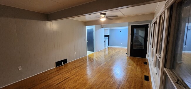 1960 Creston Rd, Unit 2 in Cambridge, OH - Building Photo - Building Photo