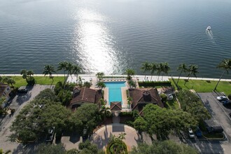 1050 Lake Shore Dr in Lake Park, FL - Building Photo - Building Photo