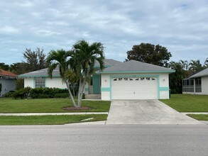 1292 Bayport Ave in Marco Island, FL - Foto de edificio - Building Photo