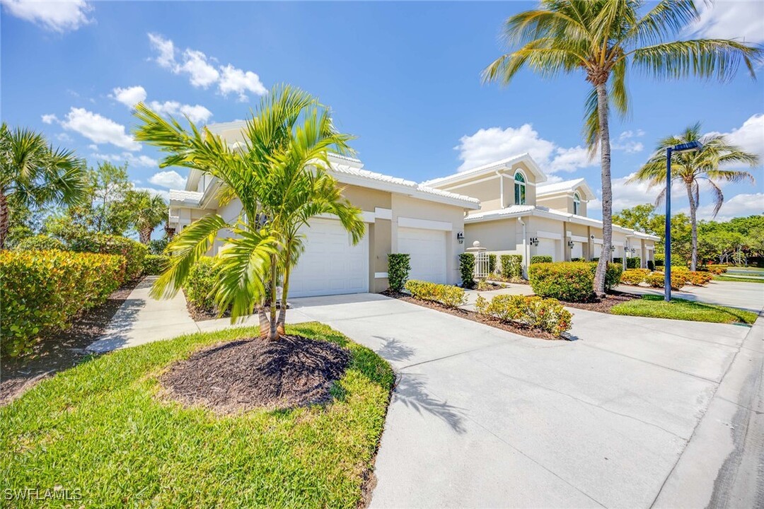 4685 Hawks Nest Way in Naples, FL - Foto de edificio