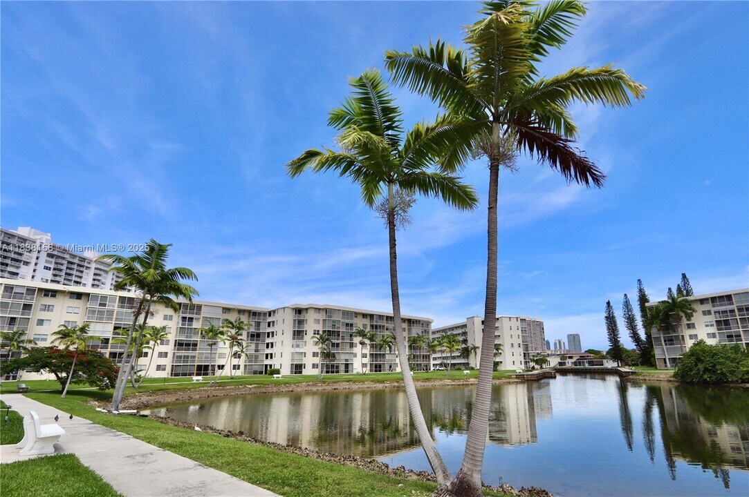 2851 Leonard Dr in Aventura, FL - Building Photo