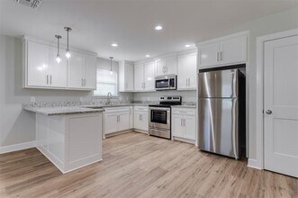 609 Casa Linda St in Ennis, TX - Building Photo - Building Photo