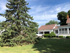 1007 Spring St in Grinnell, IA - Building Photo - Building Photo