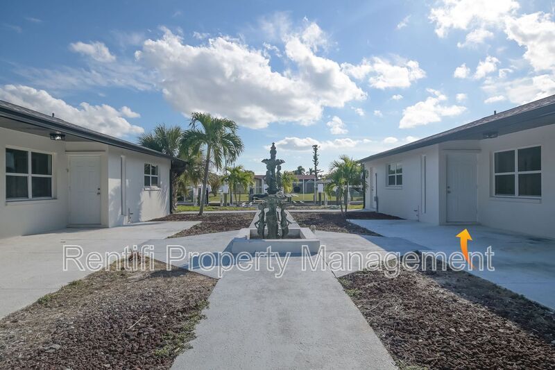 1322 Miramar St in Cape Coral, FL - Foto de edificio